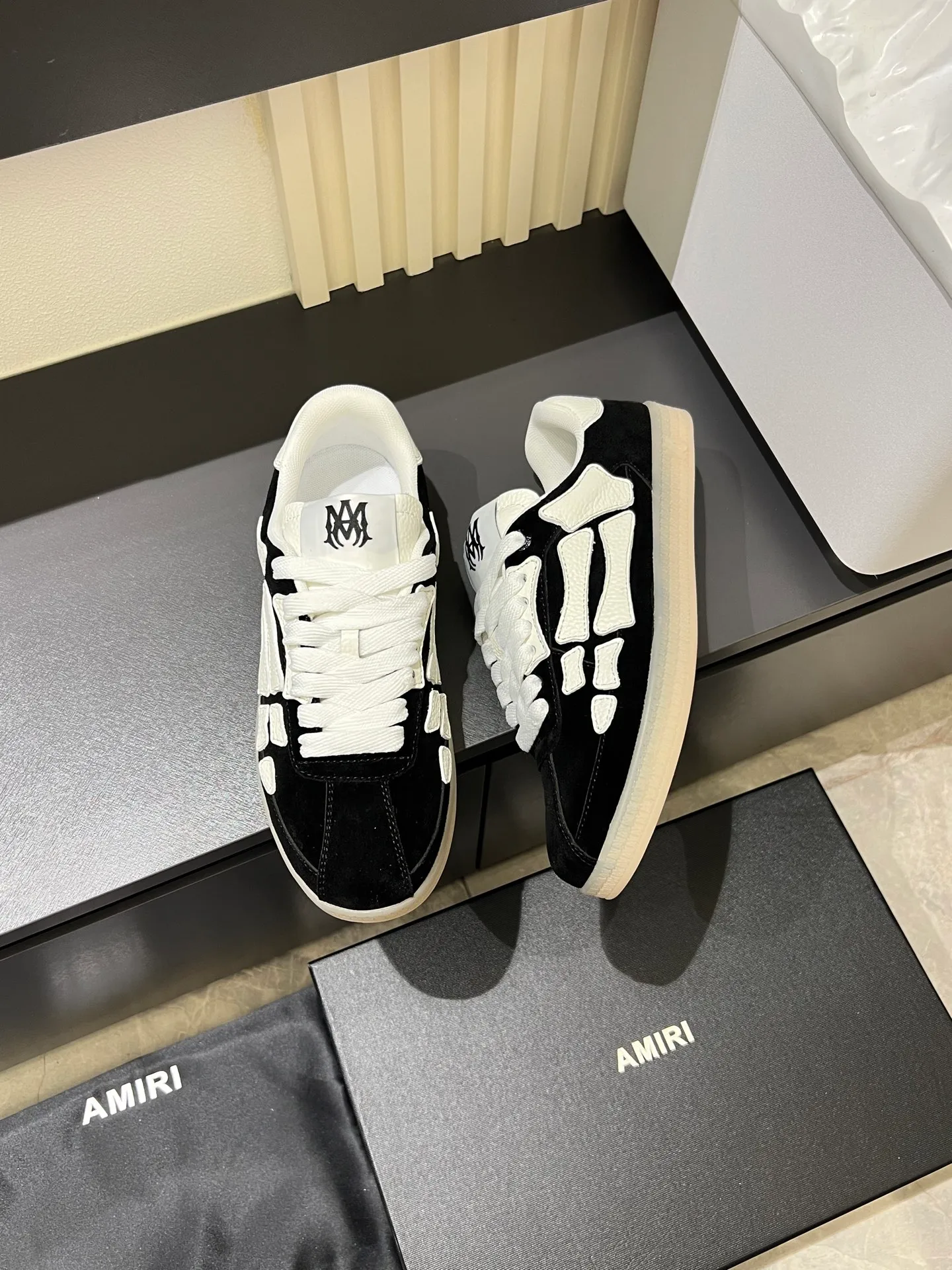 Men's shoes 💰p560 "AMIR*" new men's low-top casual sports sneakers bone shoes, another pair of irresistible bone shoes. Bone shoes are one of AMIRI's most popular items. Made of first-layer cowhide upper. The side bones are made of two cowhide laminations. It has a three-dimensional effect. The leather incisions are all oil-edged. Contrast color design. Simple style. Fashionable sports. Customized metal LOGO nameplate embellished with laces. Exclusive top-quality version. Supports contrast. Breathable mesh lining. The original rubber outsole is a must-have item for daily leisure. It is suitable for various occasions. If you pursue high quality, check it out. It is super cool on the feet and comes with a full set of original packaging! Size: 39-45!